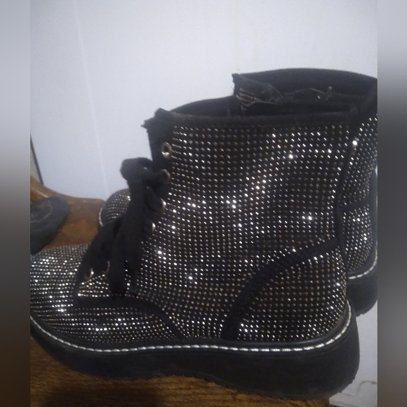BOOTIES, COOL SILVER  ON BLK SIZE 8, Maddin Nyc# tjmax .only worn to try on! - Picture 2 of 4